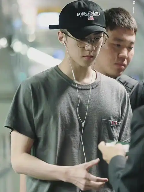 脸蛋天才吴世勋存个图嘻嘻