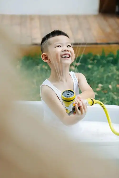 阳光小男孩 96#被你萌化了 #童真笑容 #玩水的季节 尼 - 抖音