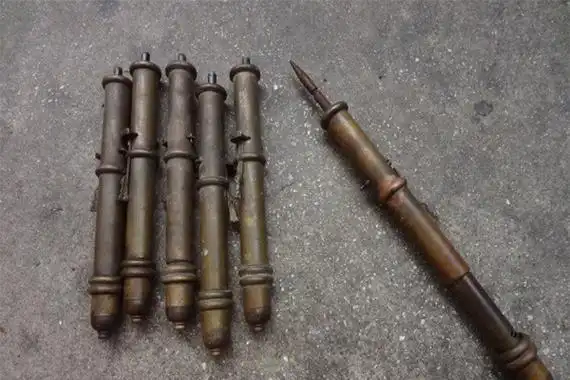 烟袋匕首7. 流星镖素材湾8. 梅花袖箭9. 甩手箭10. 飞针1.