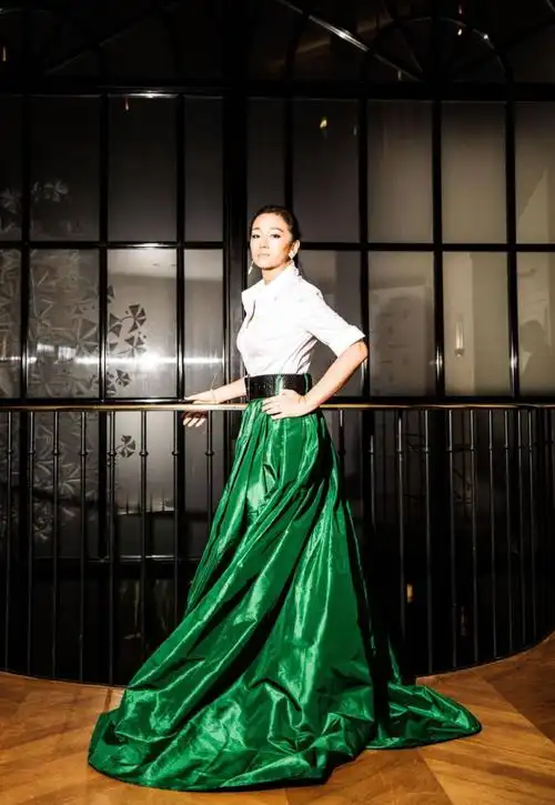 53岁巩俐穿旗袍秀婀娜身材,风韵高贵典雅,网友:魅力不减当年