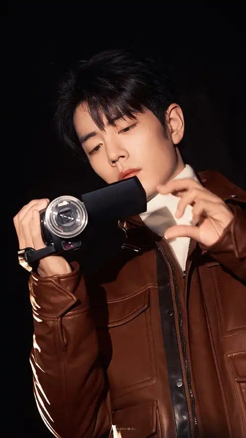 皮衣极致迷人皮衣战酷酷的  @x玖少年团肖战daytoy#法越馨晒拍的肖战