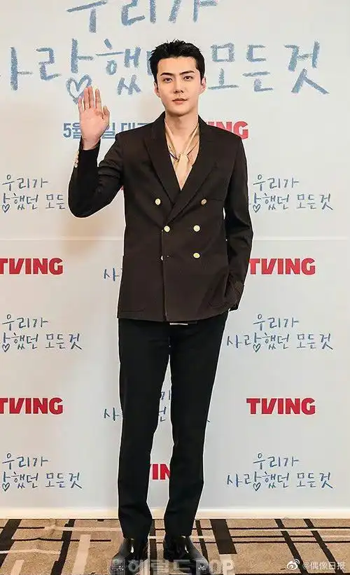 吴世勋新剧发布会新闻图#吴世勋身穿棕色西装,而且还剪了短头发看