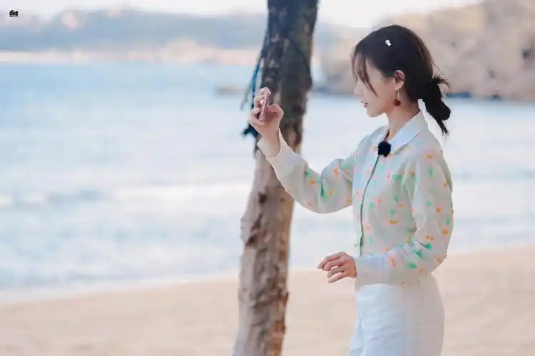 李一桐路透海边沙滩游玩