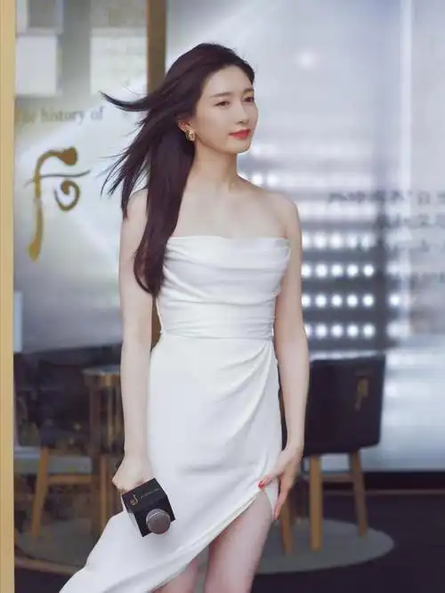 江疏影|身着alon livne from musemarry白色抹胸开叉长裙,搭配一字带