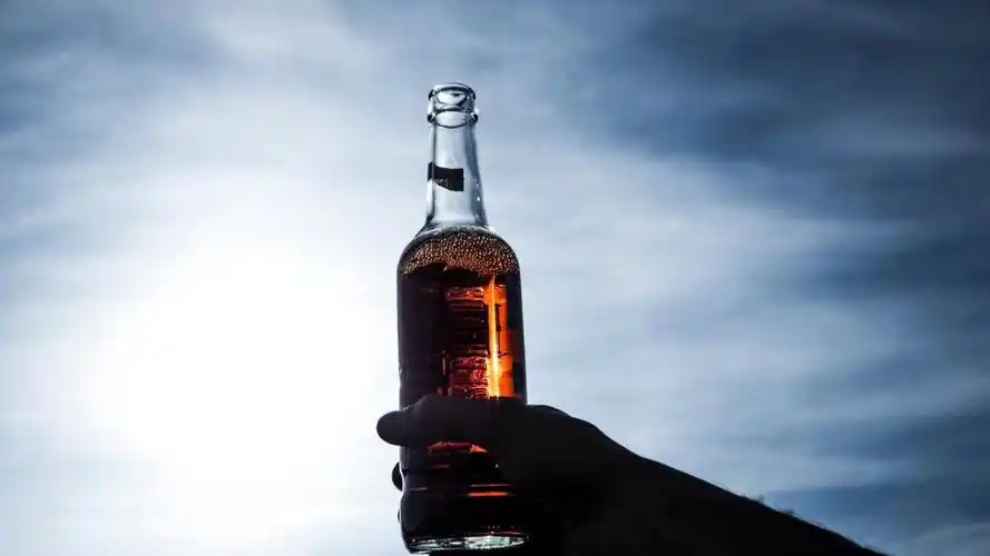 夜晚一个人喝酒的图片