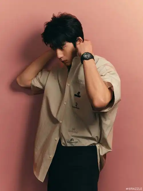 razzle品牌代言人井柏然#@井柏然演绎刺绣 logo 工装衬衫,休闲佬挝