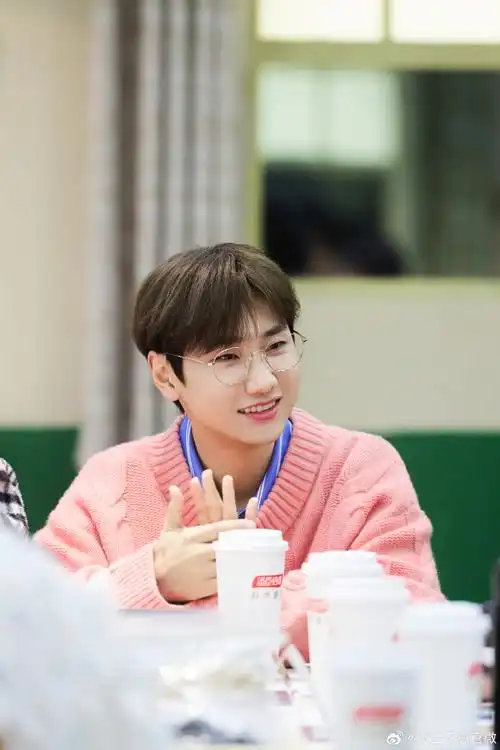 【#声生不息家年华#精彩剧照大放送】@汪苏泷气宇轩昂 尽是宝藏「心中