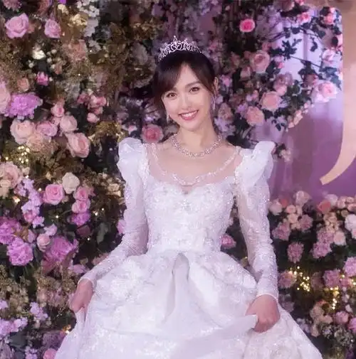 唐嫣罗晋婚礼现场照曝光 两人深情亲吻甜蜜十足