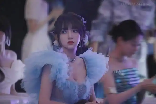 程潇把鲜花戴在了头上