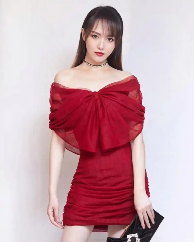 唐嫣# 一袭红色漏肩纱裙,清纯甜美的容颜,性感妖娆的身材,前凸后翘