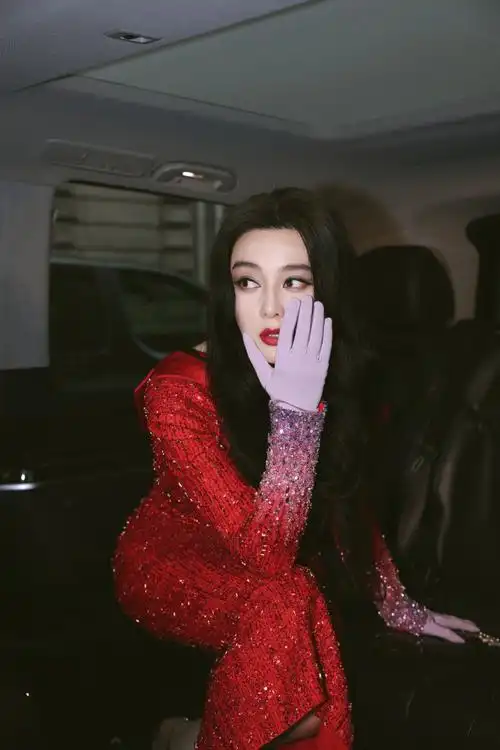 图丨演员@范冰冰以一袭georges hobeika 2024春夏高级定制亮片连身裙