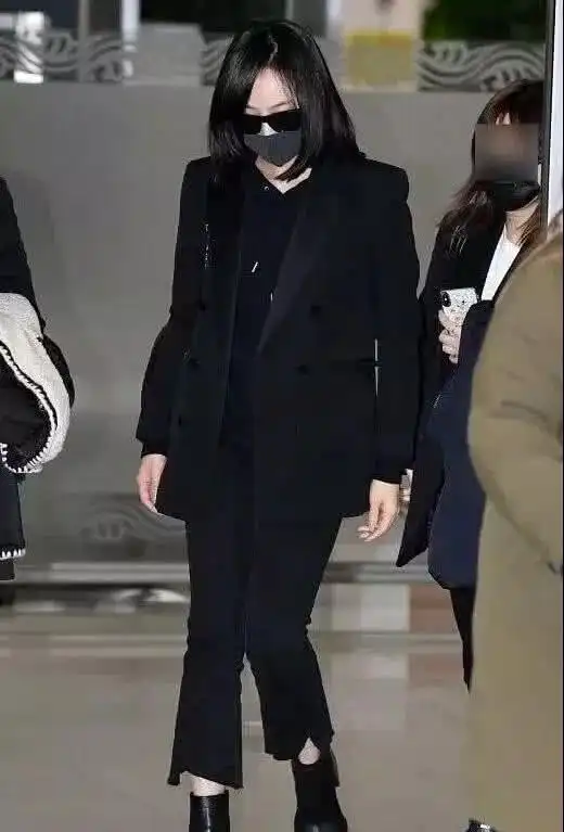 雪莉出殡当天,exo金钟仁穿紫衣现身,面对镜头比v心情大好引热议