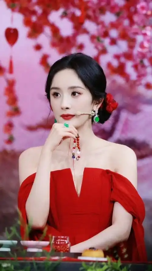 杨幂机场出发戛纳