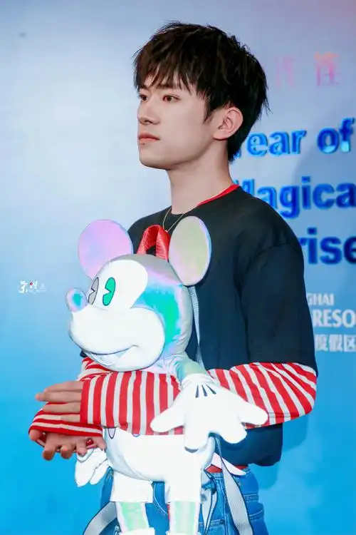 易烊千玺超话  2021 /0520 /210520  迪士尼活动  小千美好得像在