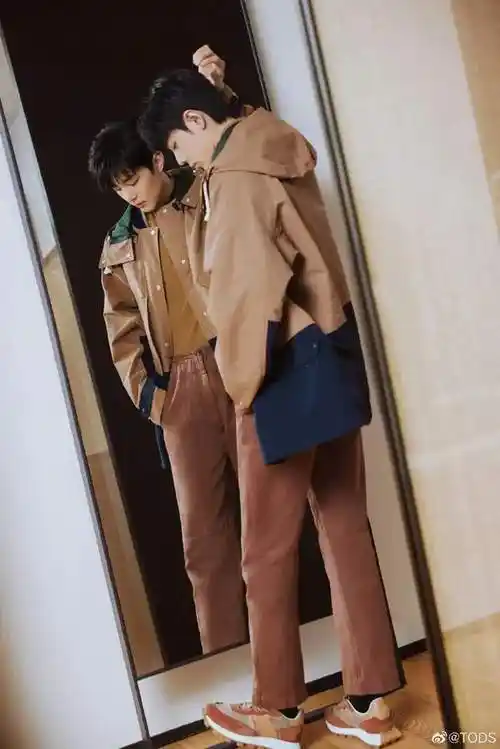 蔡徐坤不走寻常路,染过的发色非常显眼,一身黑色皮衣,黑衣皮鞋,黑色大