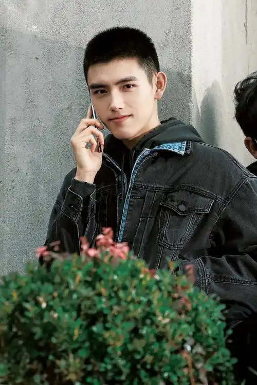 陈飞宇李峋寸头造型饭拍图