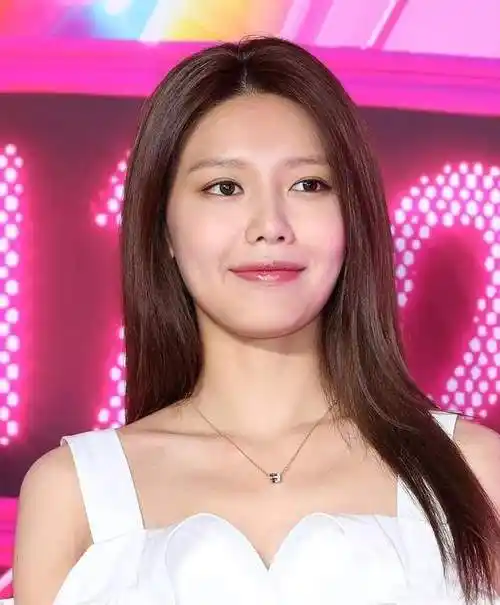 少女时代15周年发新歌,生图被嘲脸僵,失去韩式滤镜都好普通 - 金泰妍