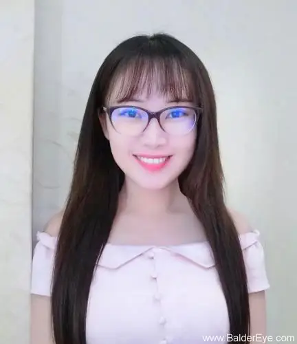 2术前近视度数:右眼350度 左眼250度袁佳主持人01一号嘉宾数万例近视