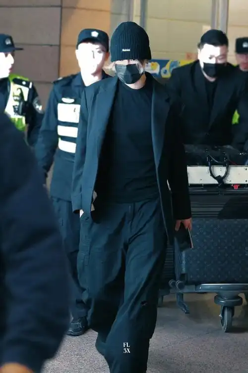 王嘉尔抵达上海#  王嘉尔今日机场路透9615  all black造型好酷