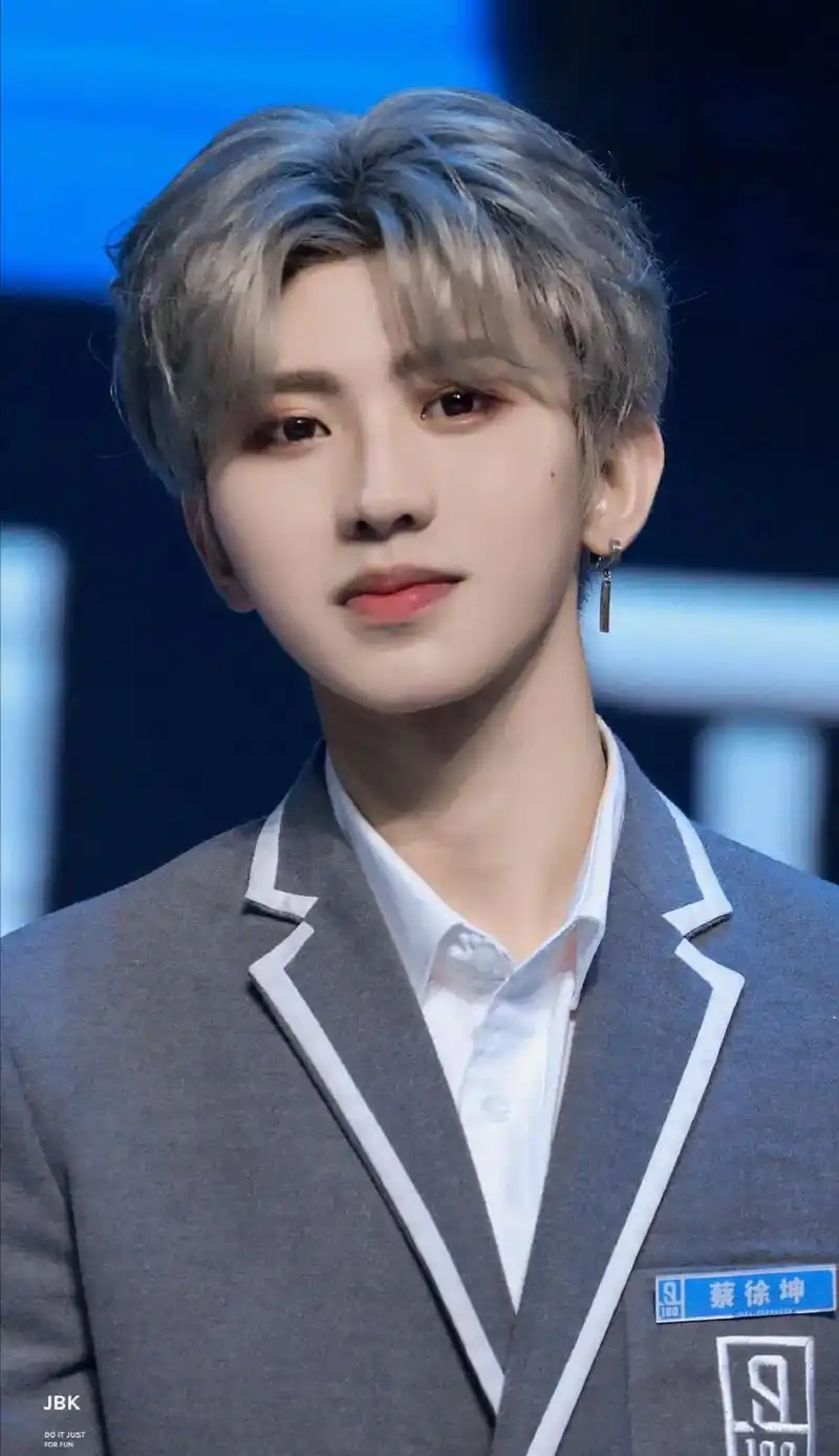 蔡徐坤 #我们都不会变 偶练时期的你,4年了 - 抖音