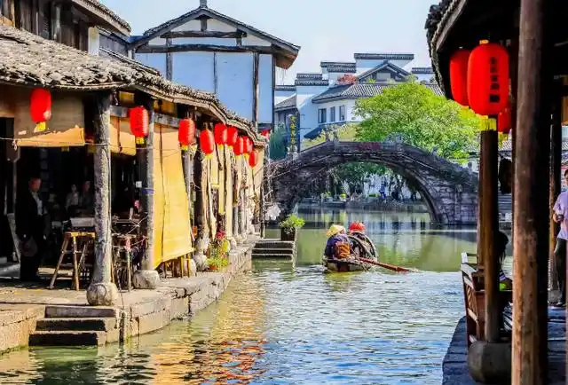 从古代开始,古镇的特色就是烟花,许多人提到江南的古城,都会联想到