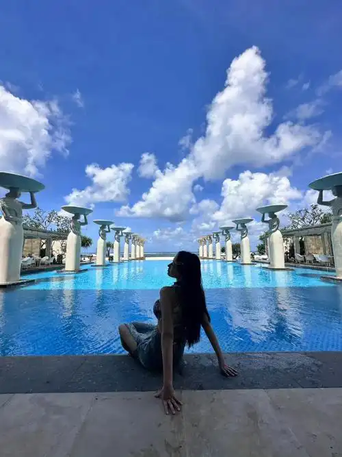 程潇泳池背影照