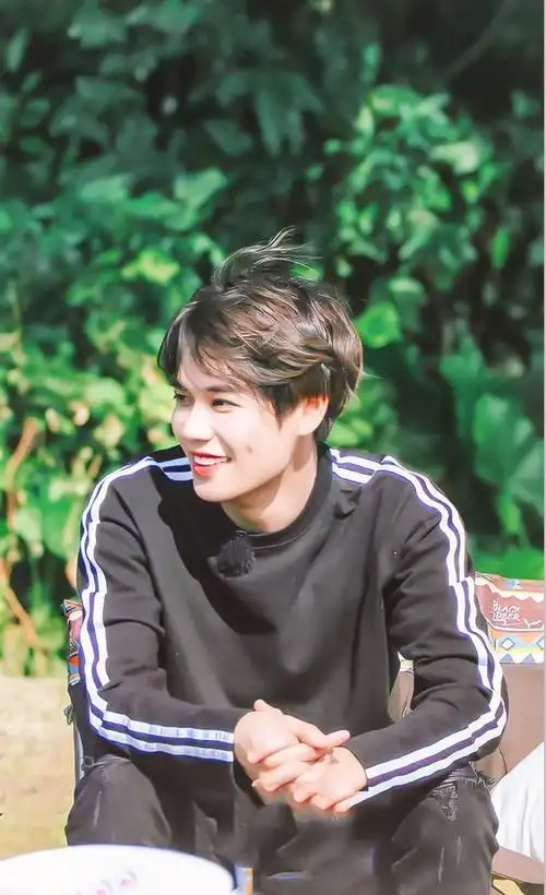 林彦俊超话#有酒窝是怎样的体验#怎么会有男孩子笑起来这么好看~~跟