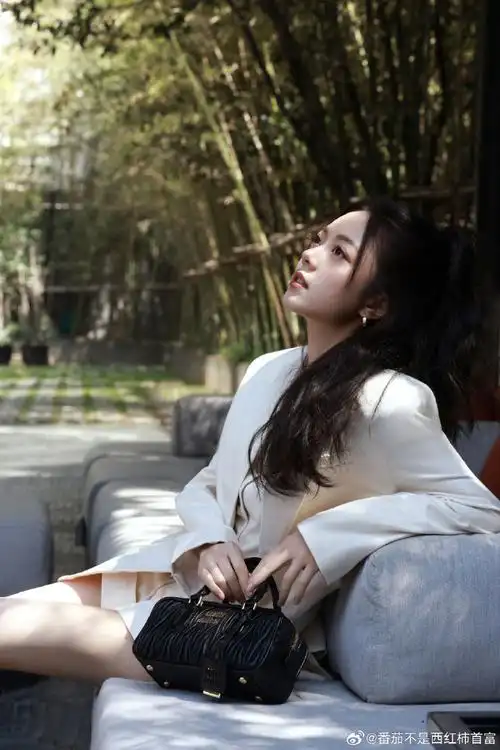 赵今麦最新营业照构图##赵今麦粉丝对妆造不满