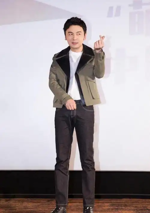 雷佳音哪像是38岁,穿上卫衣戴上报童帽,帅气又有潮流感!