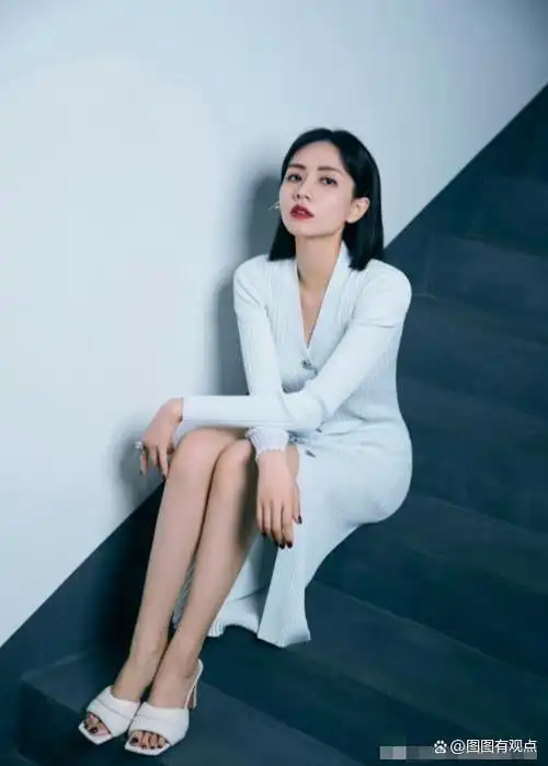 刘惜君:楼道里拍写真也是很唯美的