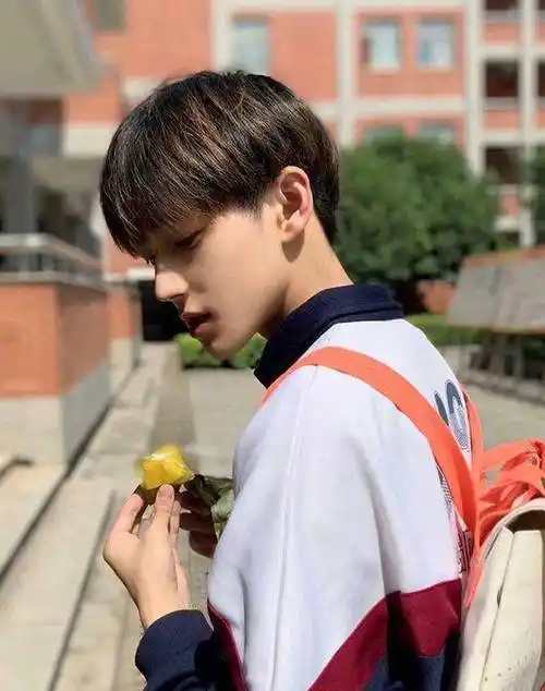 00后理发只会说"两边剪短"?4款时尚帅气的男士发型_造型_瞬间_短发