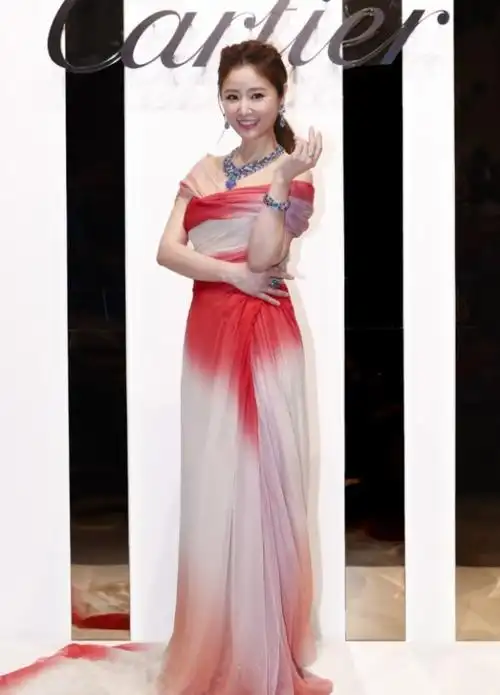 林心如真疯狂,好好的蕾丝裙非要开个洞,网友:真给霍建华丢脸!