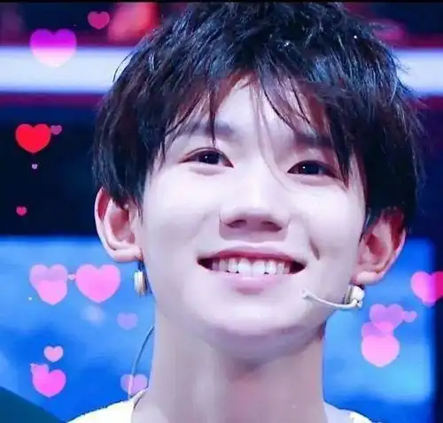 王源出国前送出最美微笑,其中最治愈人心的还是露齿笑