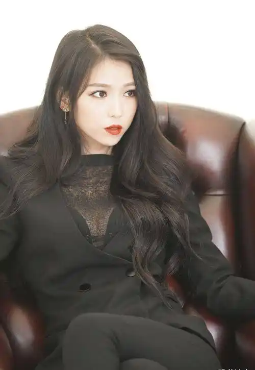 明明是身材时尚的美女模特,但选择了一身很酷的黑色西装,遮住了自己