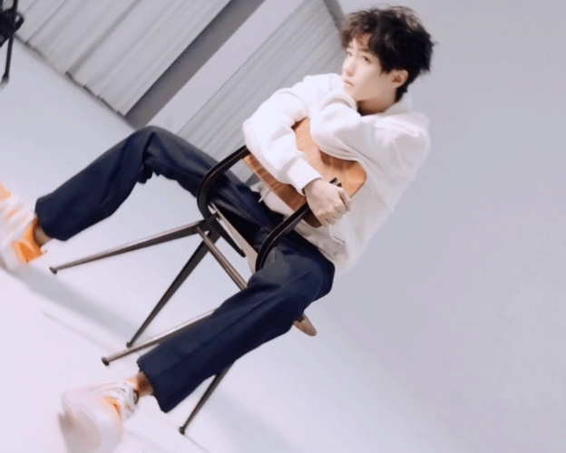 王俊凯大片花絮曝光阳光帅气少年感满满镜头下的腿绝了