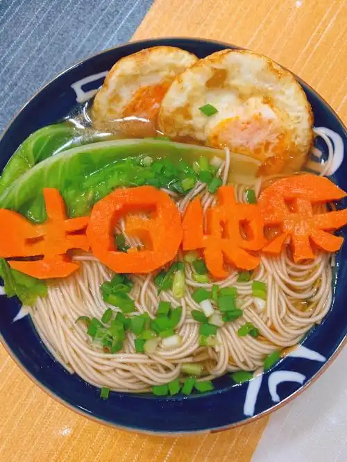 今天是我家那位生日,特意起了个大早,做了一碗超有仪式感的生日面,第