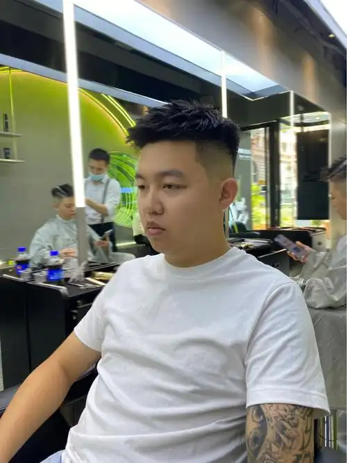 中高渐变飞机头发型