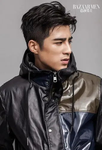 姜潮最新大片曝光五官深邃尽显型男魅力