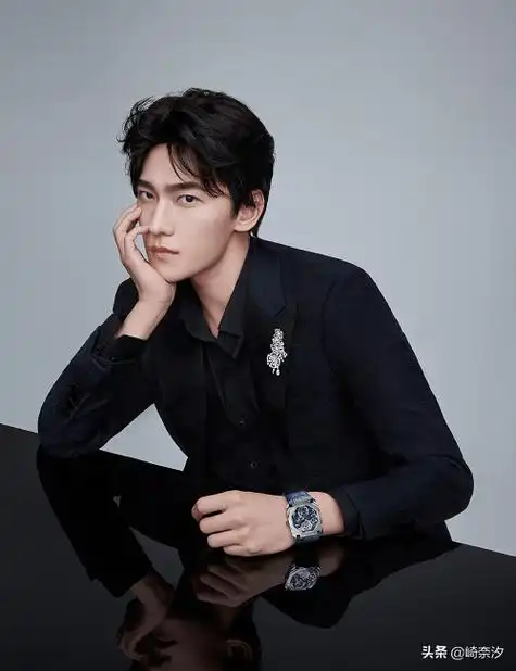 杨洋30岁生日:初代顶流,转型进行时_荣耀_急先锋_小人