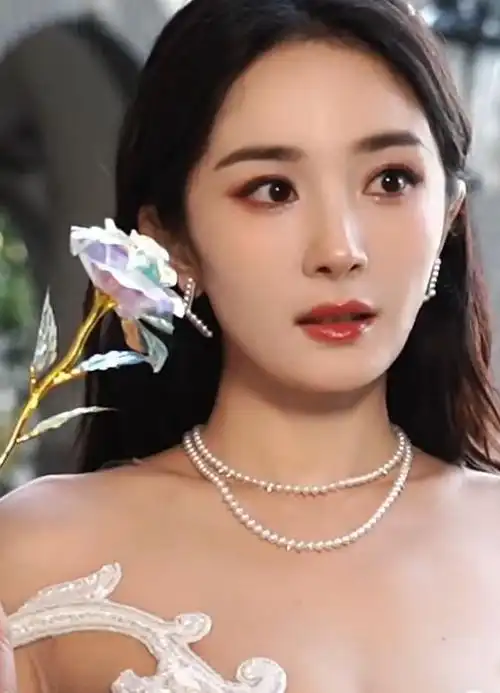 巴黎时装周,被笑不露齿的杨幂惊艳,从不穿暴露礼服却艳压群芳