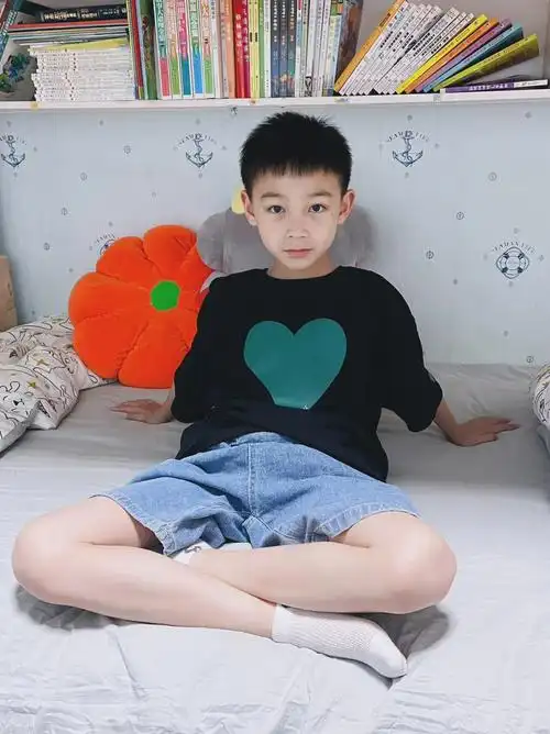 笔记灵感  黑色t恤配小平头,男孩子的硬朗感拿捏了.