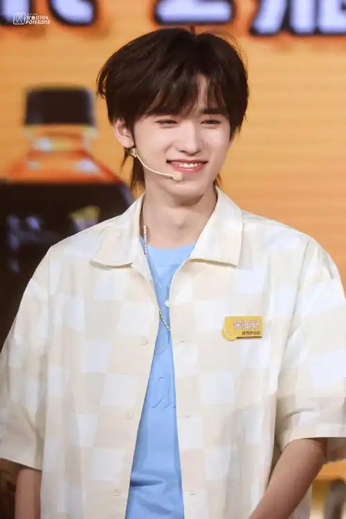 宋亚轩康师傅冰红茶品牌代言人##时代少年团夏日清爽穿搭##今日星拍