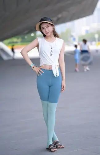 小姐姐穿瑜伽裤尽显尴尬,勒出性感的曲线,摄影师都要脸红