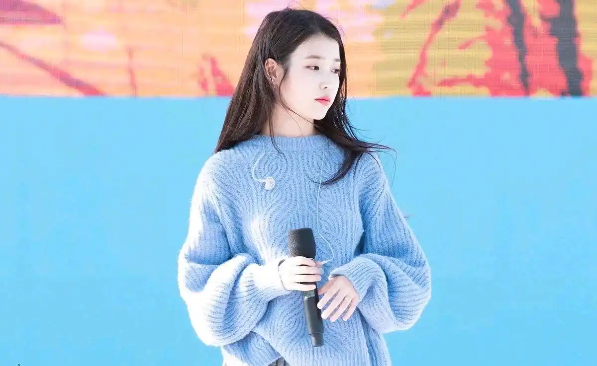 李知恩人美又会穿,淡蓝色针织衫搭配百褶裙,清新甜美又吸睛