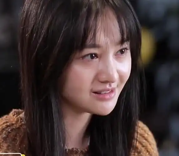 郑爽全素颜上真人秀,脸上的瑕疵暴露无遗!真不怪节目组故意黑她