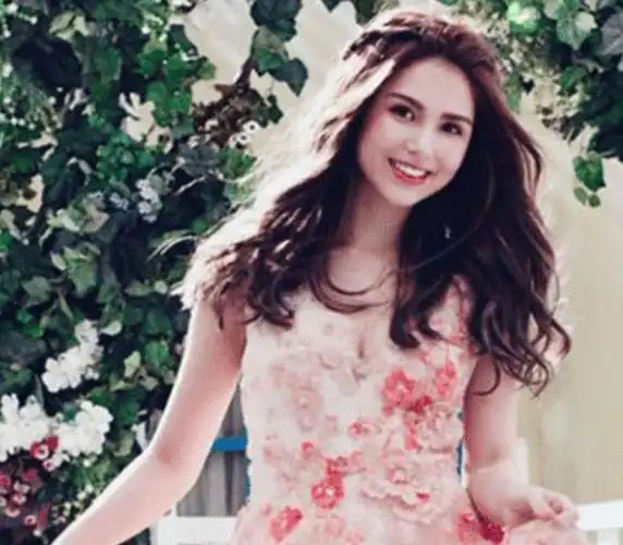 原创昆凌被周杰伦追到手的时候才17岁,看了旧照后,才知道周杰伦有多