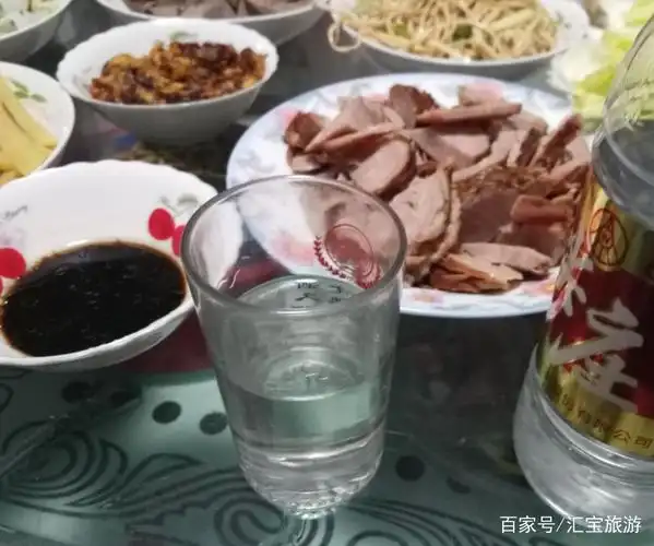 我家的晚饭:凉菜热菜共6个,我喝了3两白酒一瓶啤酒