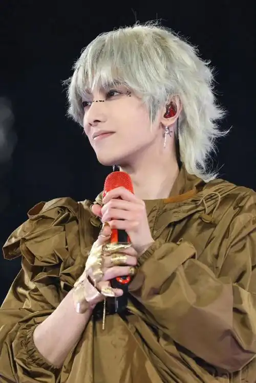 华晨宇宠爱粉存货照#@华晨宇yu的宠爱粉照片尊嘟太帅了,花花的短刎