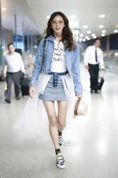 林志玲2018年5月21日上海机场街拍:身着made gold牛仔外套,搭配