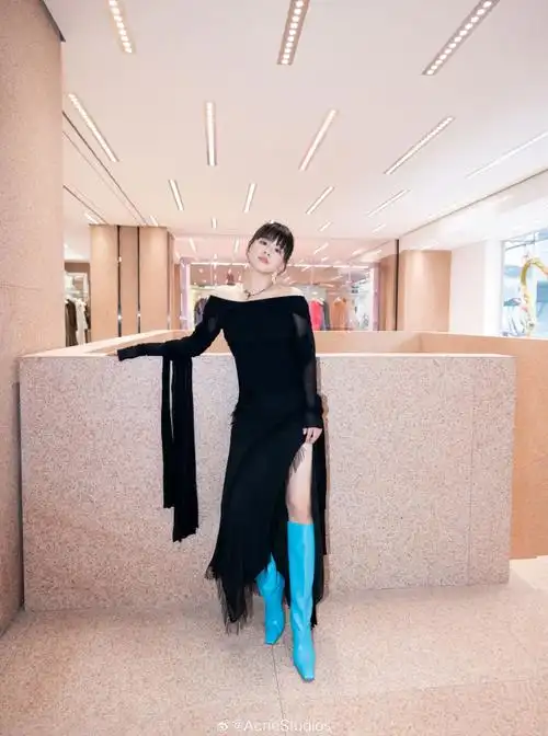 acnestudios#演员@马思纯身着acne studios 2023秋冬秀款系列黑色不